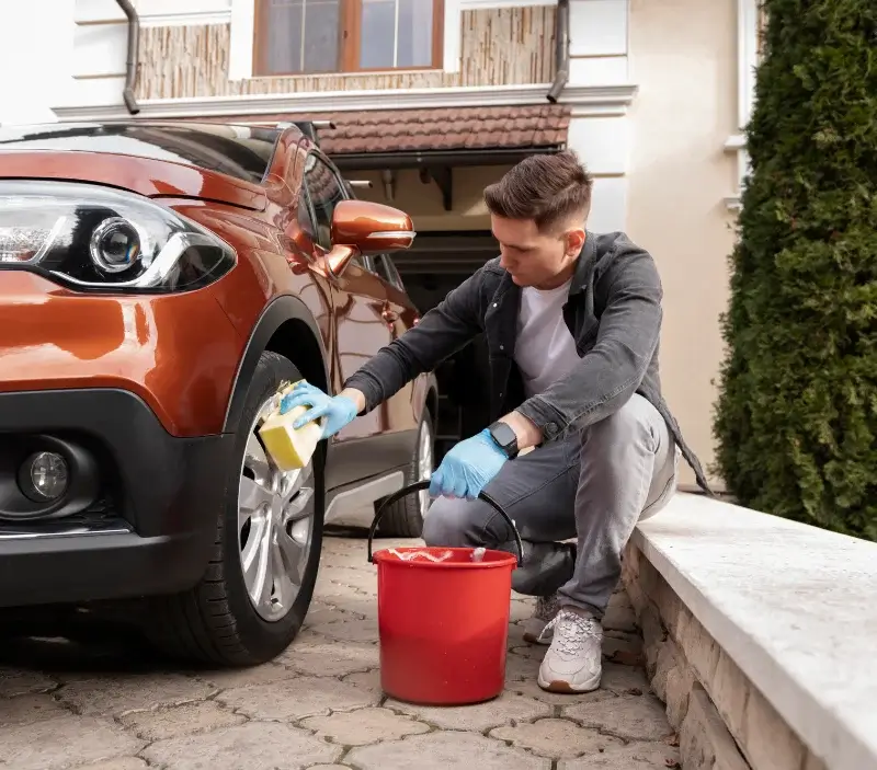 Lavage auto à domicile Betton-Bettonet : professionnel intervenant sur un véhicule